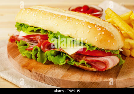 Hausgemachte italienische sub Sandwich mit Schinken, Tomaten und Salat Stockfoto