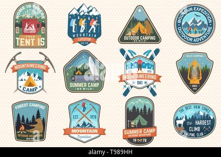 Satz von Berg Expedition und Sommer Camp Patches. Vektor Konzept für T-shirt oder Drucken, Stempel, Abzeichen oder T-Stück. Vintage Typografie Design mit Forest Camp, Berge Expedition. Draußen Abenteuer Embleme Stock Vektor