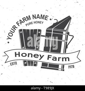 Honey Bee Farm Abzeichen. Vector Illustration. Konzept für T-Shirt, Druck, Stempel oder T-Stück. Vintage Typografie Design mit Biene Raucher Silhouette. Retro Design für Honey Bee Farm Business Stock Vektor