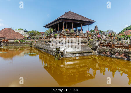 Ballen Kembang (Floating Pavillon) mit geschnitzten steinernen Statuen bei Taman Gili Kertha Gosa, Überreste eines königlichen Palast. Semarapura, Klungkung, Bali, Indones Stockfoto