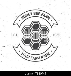 Honey Farm Abzeichen. Vector Illustration. Konzept für T-Shirt, Druck, Stempel oder T-Stück. Vintage Typografie Design mit Honig Silhouette. Retro Design für Honey Bee Farm Business Stock Vektor