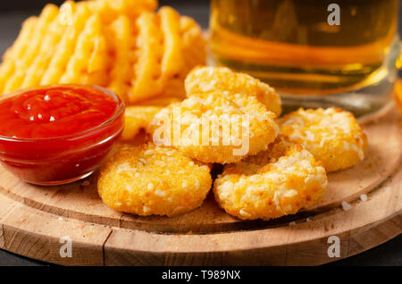 Teil des frischen Chili Cheese Nuggets auf weißem Hintergrund Stockfoto