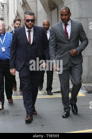 Pc Charlie Guenigault (links) und Pc Wayne Marques kommen an der Old Bailey in London, wo sie Beweis, der bei der Untersuchung in der London Bridge und dem Borough Market Terroranschläge geben wird. Stockfoto