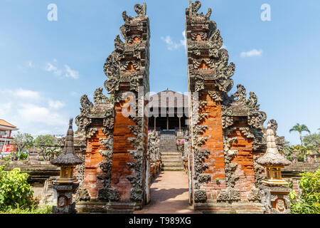 Stein gemeißelten Toren cadi bentar am Ballen Kembang (Floating Pavillon) bei Taman Gili Kertha Gosa, Überreste eines königlichen Palast. Semarapura, Klungkung, Bali Stockfoto