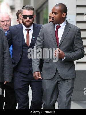 Pc Charlie Guenigault (links) und Pc Wayne Marques kommen an der Old Bailey in London, wo sie Beweis, der bei der Untersuchung in der London Bridge und dem Borough Market Terroranschläge geben wird. Stockfoto