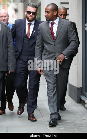 Pc Charlie Guenigault (links) und Pc Wayne Marques kommen an der Old Bailey in London, wo sie Beweis, der bei der Untersuchung in der London Bridge und dem Borough Market Terroranschläge geben wird. Stockfoto