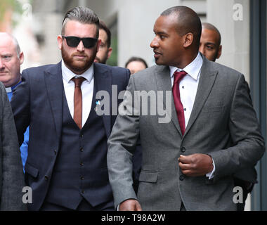 Pc Charlie Guenigault (links) und Pc Wayne Marques kommen an der Old Bailey in London, wo sie Beweis, der bei der Untersuchung in der London Bridge und dem Borough Market Terroranschläge geben wird. Stockfoto