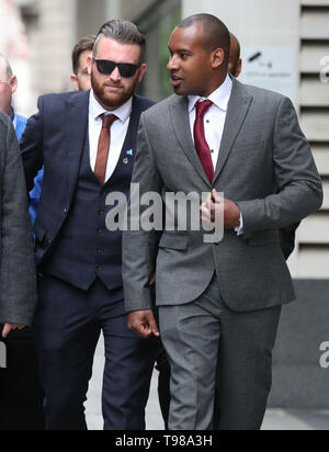 Pc Charlie Guenigault (links) und Pc Wayne Marques kommen an der Old Bailey in London, wo sie Beweis, der bei der Untersuchung in der London Bridge und dem Borough Market Terroranschläge geben wird. Stockfoto