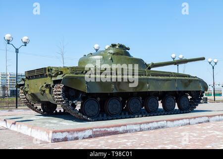 Militärische Ausrüstung auf dem Denkmal zu Ehren der Erinnerung an den Krieg, Tanks und grüne Waffen an einem klaren Sommertag. Geschütze und gepanzerte Fahrzeuge. Stockfoto