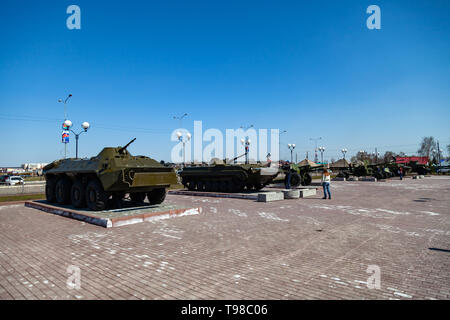 Leninsk Kuznetsk, Russland - 05.03.2019: Militärische Ausrüstung auf dem Denkmal zu Ehren der Erinnerung an den Krieg, Panzer und Geschütze auf einem klaren Sommer da Stockfoto