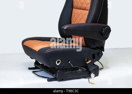 Blick auf einen Teil des Inneren des Autos drei Sitze aus Leder in schwarz und beige Farbe, einer von ihnen in einem Innenraum desig undercovered ist Stockfoto