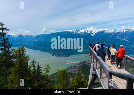 Der Chief übersehen Aussichtsplattform in der Mitte der Panoramaweg Auf dem Berg oben Meer Himmel Gondel, Squamish, BC, Kanada Stockfoto