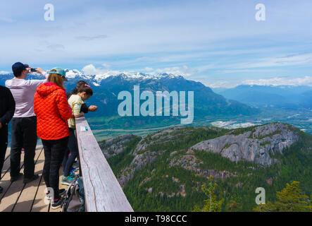 Der Chief übersehen Aussichtsplattform in der Mitte der Panoramaweg Auf dem Berg oben Meer Himmel Gondel, Squamish, BC, Kanada Stockfoto