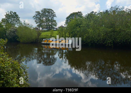 Flusslandschaft über den Fluss Avon mit Raps im Vordergrund und alten Lastkahn und Vale von Evesham Landschaft, England, Vereinigtes Königreich, Europa Stockfoto