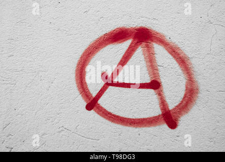 Symbol der Anarchie auf die Wand gemalt. Ideal für Texturen, Hintergründe und Konzepte. Platz für Text. Stockfoto