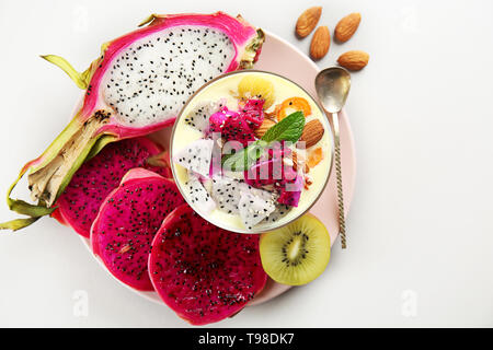 Joghurt mit Dragon Obst in Schüssel auf hellen Hintergrund Stockfoto