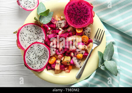 Salat mit leckeren Drachenfrucht auf Platte Stockfoto