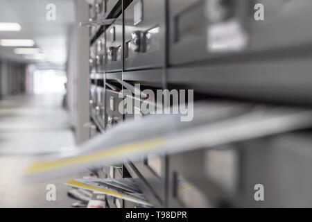 Mail Boxes gefüllt von Flugblättern und Briefen. Geringe Tiefenschärfe. Stockfoto