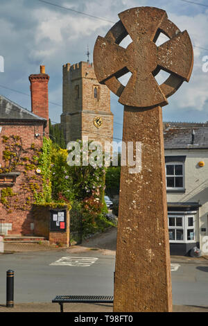 Henley-in-arden Ortszentrum mit der Kirche St. Laurance im Hintergrund, Alcester, Warwickshire, England, Vereinigtes Königreich, Europa Stockfoto