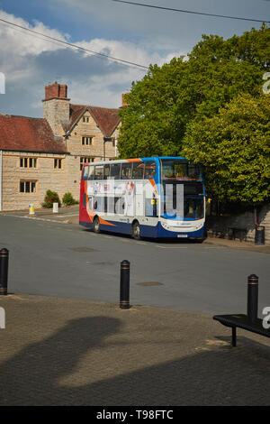 Local Bus in Henley-in-arden Village Centre, Alcester, Warwickshire, England, Vereinigtes Königreich, Europa Stockfoto