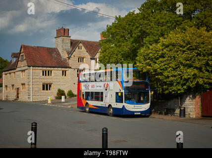 Local Bus in Henley-in-arden Village Centre, Alcester, Warwickshire, England, Vereinigtes Königreich, Europa Stockfoto