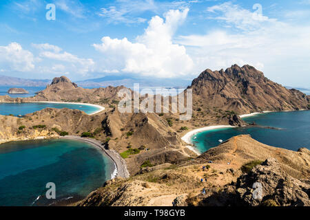 Panoramablick von der Spitze der Insel Padar im Komodo National Park im Herbst, einem geschützten Bereich, ist ein Paradies für Taucher, Lubuan Bajo, Flores, N Stockfoto