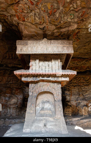 Aug 2014, Datong, Provinz Shanxi, China: buddhistische Altar an Yungang Grotten in Datong, China. In einigen von den Grotten, die Spuren der ursprünglichen Pai Stockfoto