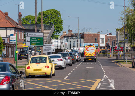 Die Bell Road Kreuzung der A127 Prince Avenue mit Hobleythick Lane. Warteschlange für Datenverkehr. Autos. Fahrzeuge. Fahrspuren und Schilder Stockfoto