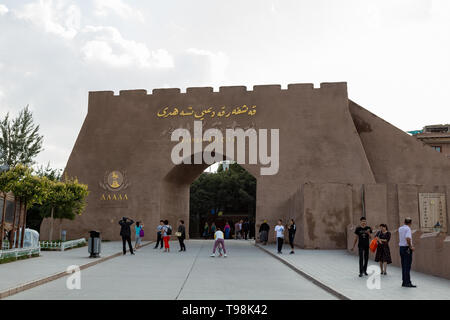 Aug 2017, Kashgar, Xinjiang, China: Touristen vor dem Eingangstor von Kashgar Alt, eine wichtige touristische Ort entlang der Seidenstraße und eines der Wester Stockfoto