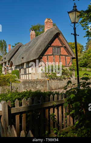 Anne Hathaway's Cottage im hellen Sonnenschein eines englischen Frühling Tag mit blauen Himmel. Shottery, Stratford-upon-Avon, England, Vereinigtes Königreich, Europa Stockfoto