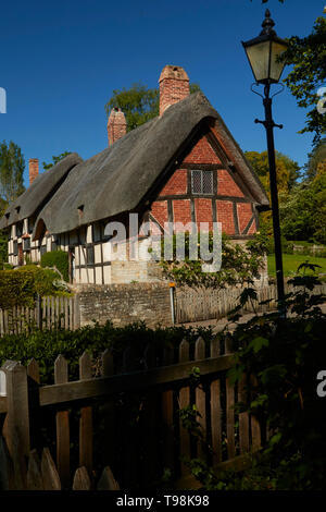 Anne Hathaway's Cottage im hellen Sonnenschein eines englischen Frühling Tag mit blauen Himmel. Shottery, Stratford-upon-Avon, England, Vereinigtes Königreich, Europa Stockfoto