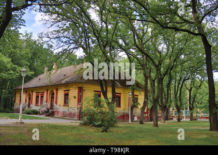 Alte gelbe Haus in Palic See in der Vojvodina, Serbien Stockfoto