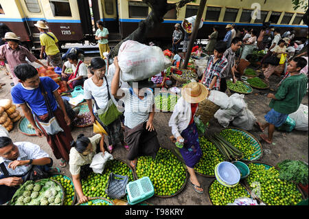 02.09.2013, Yangon, Myanmar - Händler und Pendler stehen mit ihren Waren auf einer Plattform des kreisförmigen Bahn. Die lokale S-Bahn Netz Stockfoto