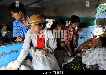 02.09.2013, Yangon, Myanmar - Passagiere stehen zwischen den Waren, die in einem Zugabteil des kreisförmigen Bahn. Die lokale S-Bahn Stockfoto