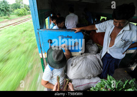 02.09.2013, Yangon, Myanmar - Passagiere stehen zwischen den Waren, die in einem Zugabteil des kreisförmigen Bahn. Die lokale S-Bahn Stockfoto