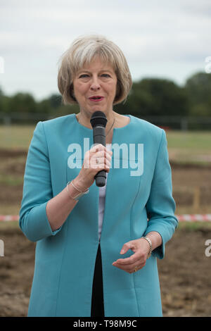 Maidenhead, Berkshire, Großbritannien. 23. September 2015. 70563 MP der Rt Hon Theresa kann an einer Zeremonie anlässlich der ersten Spatenstich für den Bau des Alexander Devine Children's Hospice Dienstleistungsmarke. Theresa May ist ein Patron der Nächstenliebe, die von Fiona und John Devine von Windsor in Erinnerung an ihren kleinen Jungen, die sich Anfang 2006 von einem seltenen Hirntumor übergeben wurde. Stockfoto