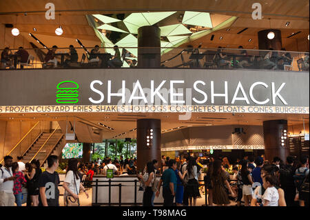 28.04.2019, Singapur, Singapur - Der erste Fast-Food-Restaurant der Shake Shack Kette in Singapur in den neuen Juwel Terminal am Flughafen Changi. Stockfoto