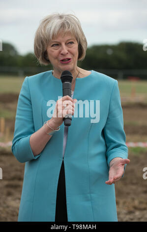 Maidenhead, Berkshire, Großbritannien. 23. September 2015. 70563 MP der Rt Hon Theresa kann an einer Zeremonie anlässlich der ersten Spatenstich für den Bau des Alexander Devine Children's Hospice Dienstleistungsmarke. Theresa May ist ein Patron der Nächstenliebe, die von Fiona und John Devine von Windsor in Erinnerung an ihren kleinen Jungen, die sich Anfang 2006 von einem seltenen Hirntumor übergeben wurde. Stockfoto