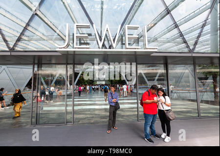 28.04.2019, Singapur, Singapur - Menschen am Eingang des neuen Juwel Terminals am Internationalen Flughafen Changi entfernt. Das Design stammt von der Archi Stockfoto