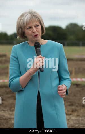 Maidenhead, Berkshire, Großbritannien. 23. September 2015. 70563 MP der Rt Hon Theresa kann an einer Zeremonie anlässlich der ersten Spatenstich für den Bau des Alexander Devine Children's Hospice Dienstleistungsmarke. Theresa May ist ein Patron der Nächstenliebe, die von Fiona und John Devine von Windsor in Erinnerung an ihren kleinen Jungen, die sich Anfang 2006 von einem seltenen Hirntumor übergeben wurde. Stockfoto