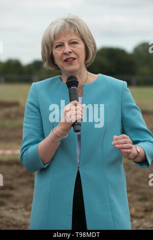 Maidenhead, Berkshire, Großbritannien. 23. September 2015. 70563 MP der Rt Hon Theresa kann an einer Zeremonie anlässlich der ersten Spatenstich für den Bau des Alexander Devine Children's Hospice Dienstleistungsmarke. Theresa May ist ein Patron der Nächstenliebe, die von Fiona und John Devine von Windsor in Erinnerung an ihren kleinen Jungen, die sich Anfang 2006 von einem seltenen Hirntumor übergeben wurde. Stockfoto