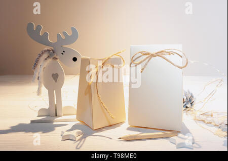 Mockup von zwei Weihnachten kraft Geschenk Pakete mit Tag auf Holz- Hintergrund. Ansicht von oben für die Grußkarte Stockfoto