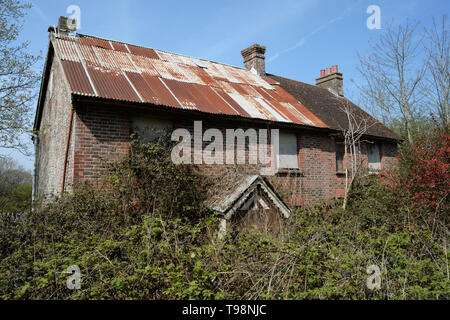 England, East Sussex, Uckfield, heruntergekommenes Gebäude an der Küste von Eastbourne. Stockfoto