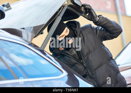 Dieb Diebstahl von offenen Kofferraum Stockfoto