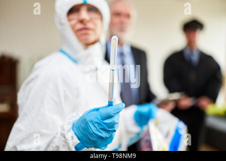 Forensische Techniker zeigt Putzlappen DNA am Tatort zu entfernen, nachdem ein Verbrechen Stockfoto