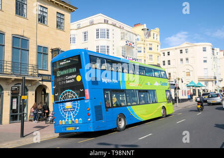 Coaster 12 Doppeldeckerbus auf Brighton Seafront, Marine Parade, Brighton und Hove, East Sussex, England, Großbritannien Stockfoto