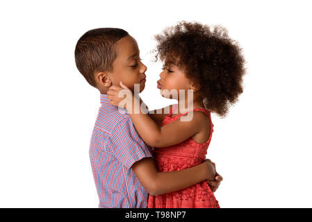 Zwei fröhliche afrikanisch-amerikanischen Geschwister, Schwester küssen ihr Bruder, auf weißem Hintergrund Stockfoto