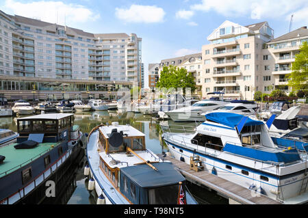 Chelsea Harbour, London, England, UK. Das Chelsea Harbour Hotel neben exklusiven Apartments mit Blick auf den Yachthafen. Stockfoto