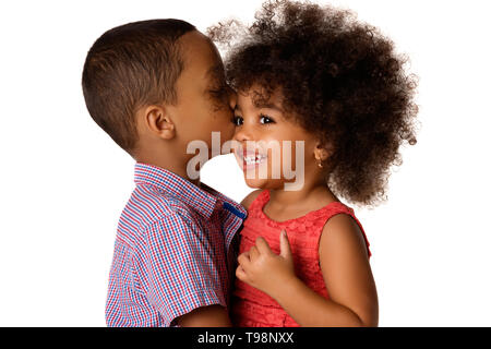 Zwei fröhliche afrikanisch-amerikanischen Geschwister, Bruder Küssen seine Schwester, auf weißem Hintergrund Stockfoto
