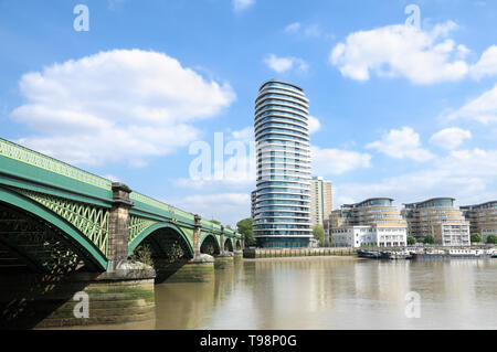 Lombard Wharf und Battersea Eisenbahnbrücke (ursprünglich Cremorne Brücke) aus über die Themse am Imperial Wharf, London, England, UK gesehen Stockfoto